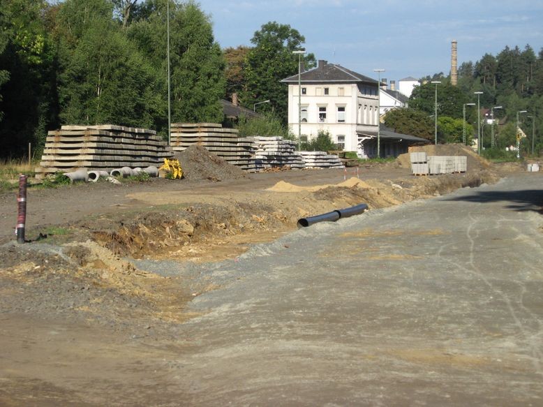 Bahnschwellen bereit zum Verlegen auf den neuen Trassen - rechts Trasse nach Selb