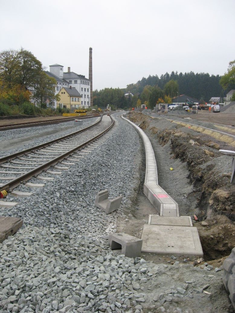 Blick gen Westen - beide Gleise, Versorgungskanal und neuer Zugang im Bau befindlich