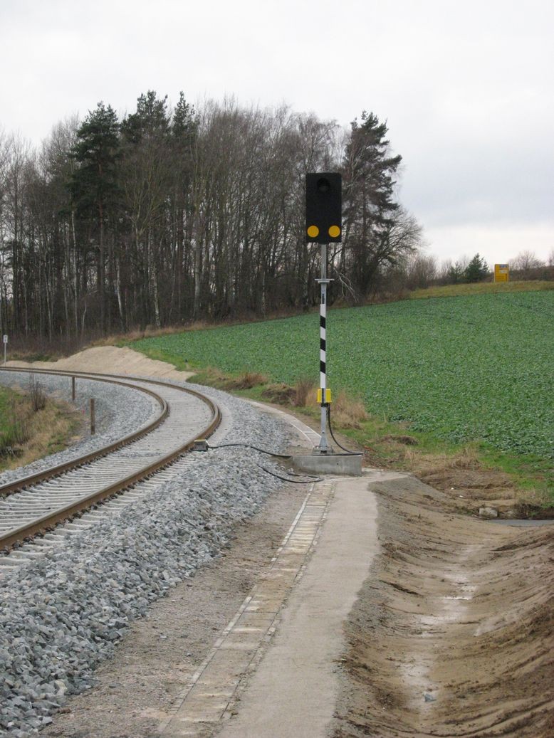 Signal BÜ 1 vor Bahnübergang Erkersreuth - Hauptstraße (BÜ darf  befahren werden)