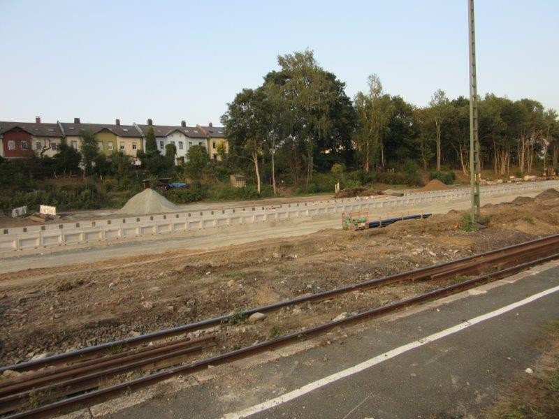 Neuer Mittelbahnsteig und alte Gleisanlage vorne