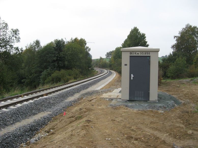 Bahnübergang Erkersreuth - Dorf Plößberg mit BÜ km33,650 - Blick gen Neue Bahnbrücke