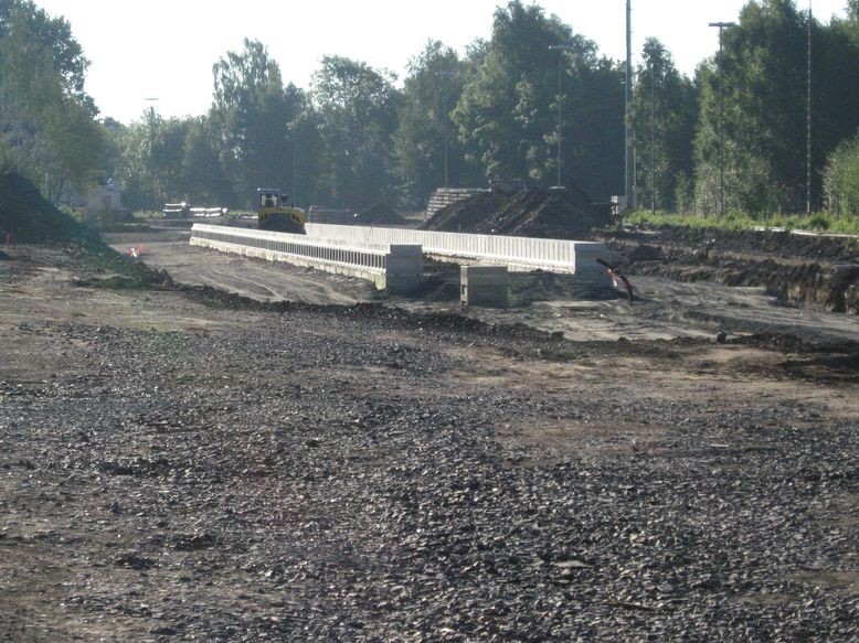 Der neue Bahnsteig im Bau gen Osten