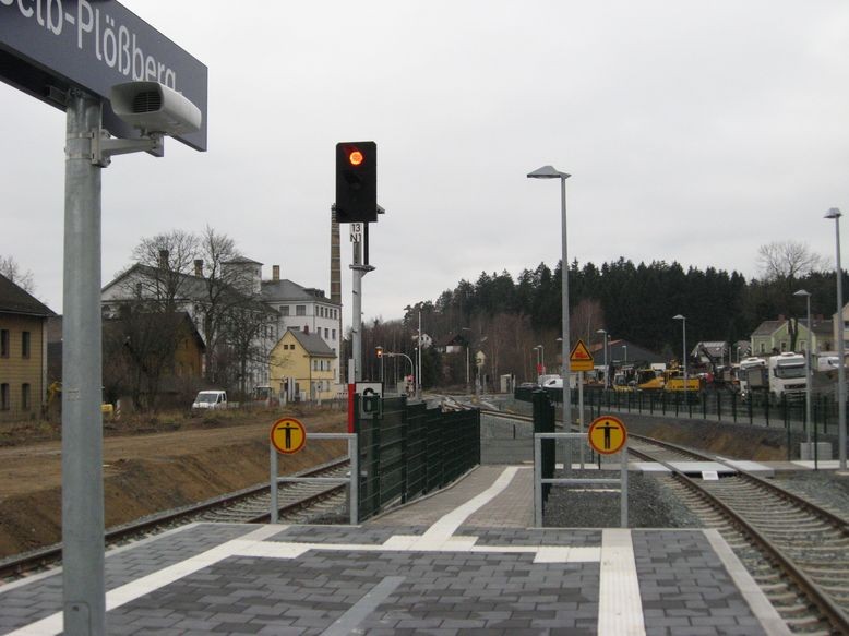 Bahnübergang wird gesichert - Ausfahrtsignal noch auf Rot