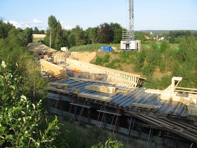 Die neue Bahnbrücke über die Umgehungsstraße entsteht