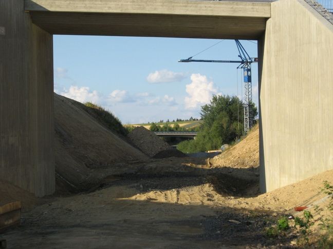 Blick durch die neue Brücke für den Bockelbergweg gen Osten