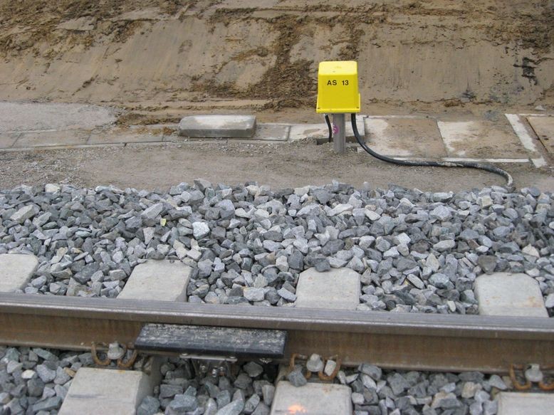 Achssensor As 13 öffnet Bahnübergang nach Passieren des Zuges Richtung Erkersreuth