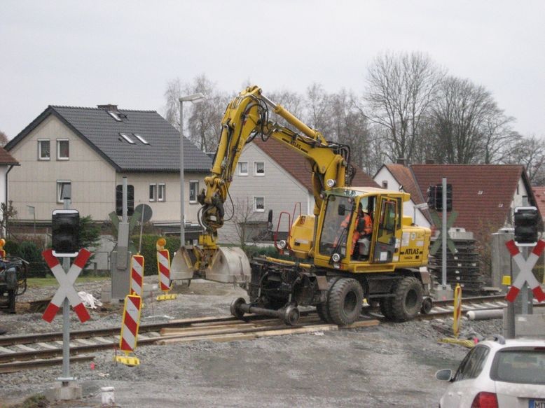 2-Wege-Fahrzeug beim Umsetzen von Schiene auf die Straße