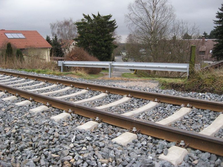 Bahnübergang im Bereich Wichernstraße wurde aufgelöst und mit Absperrung versehen