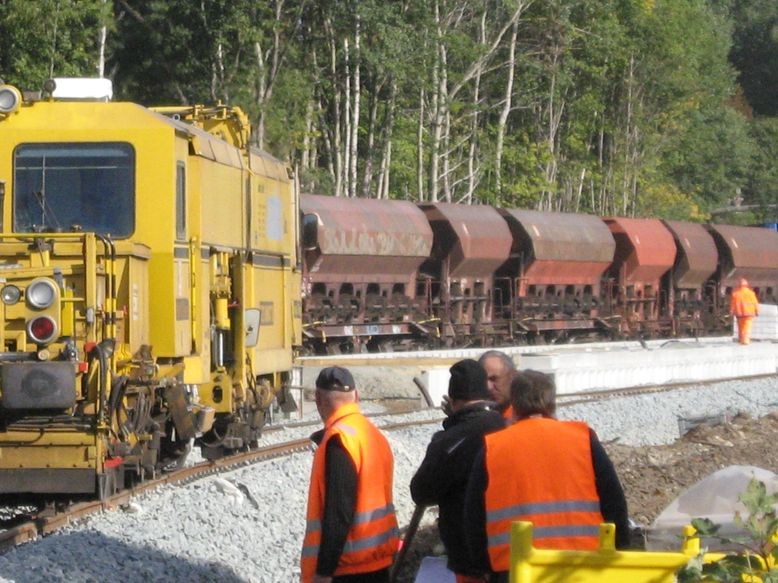 Links JumboTec - Rechts viele Waggons mit Schotter