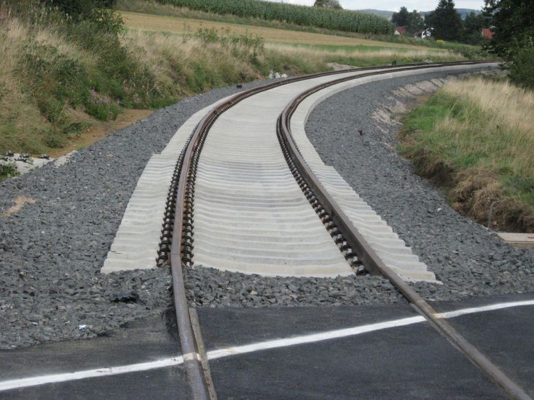 Unterschiedlich lange Schwellen im Bereich des Bahnübergangs