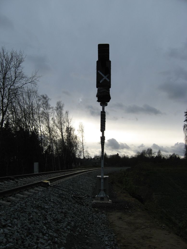 Kombisignal mit Rot (Halt) und Gelb (Halt erwartend)