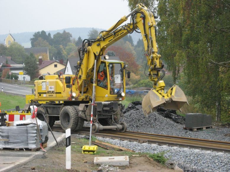 Bahnübergang Dorf-Plößberg - Erkersreuth: Allzweckfahrzeug im Einsatz