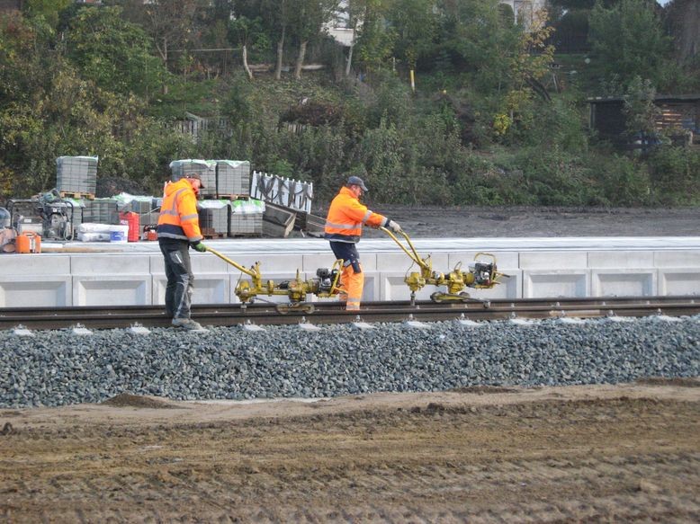 Die Befestigungsschrauben der Schienen werden gelockert