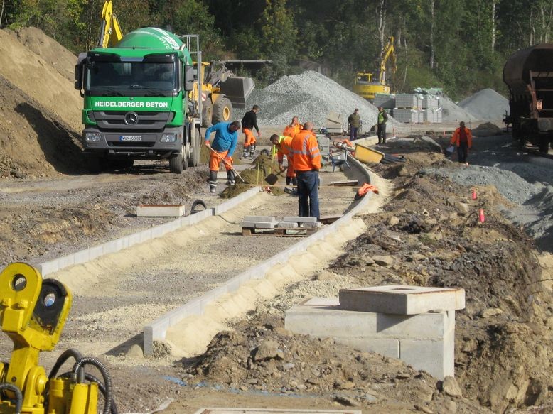 Bau des Zugangs zum Bahnsteig entlang dem Gleis nach Asch