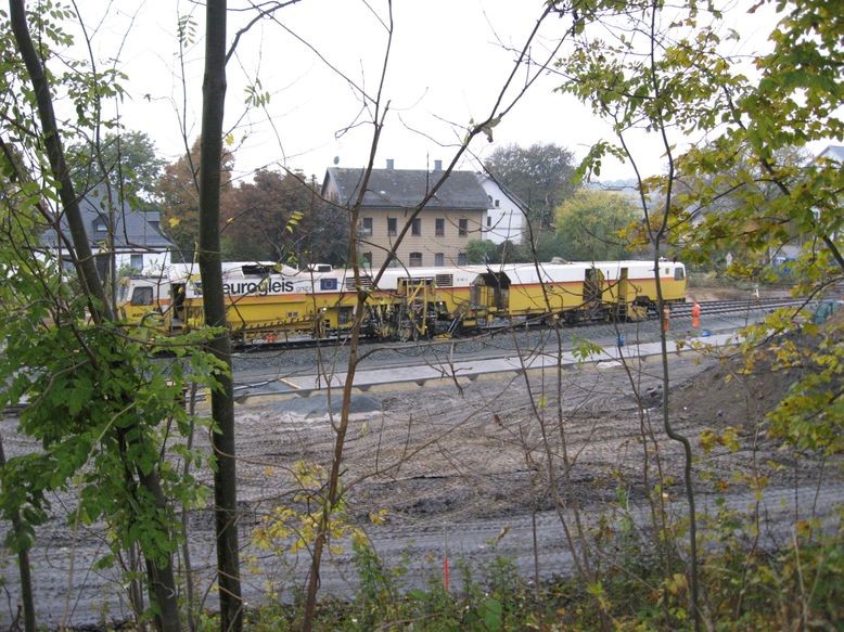 Gleisstopfmaschine - im Vordergrund Zugangsweg zum Bahnsteig auf der Nordseite