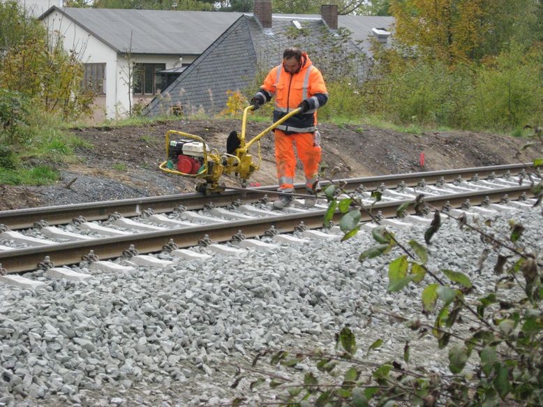 Die Befestigungsschrauben der Schienen werden gelockert - links und rechts 