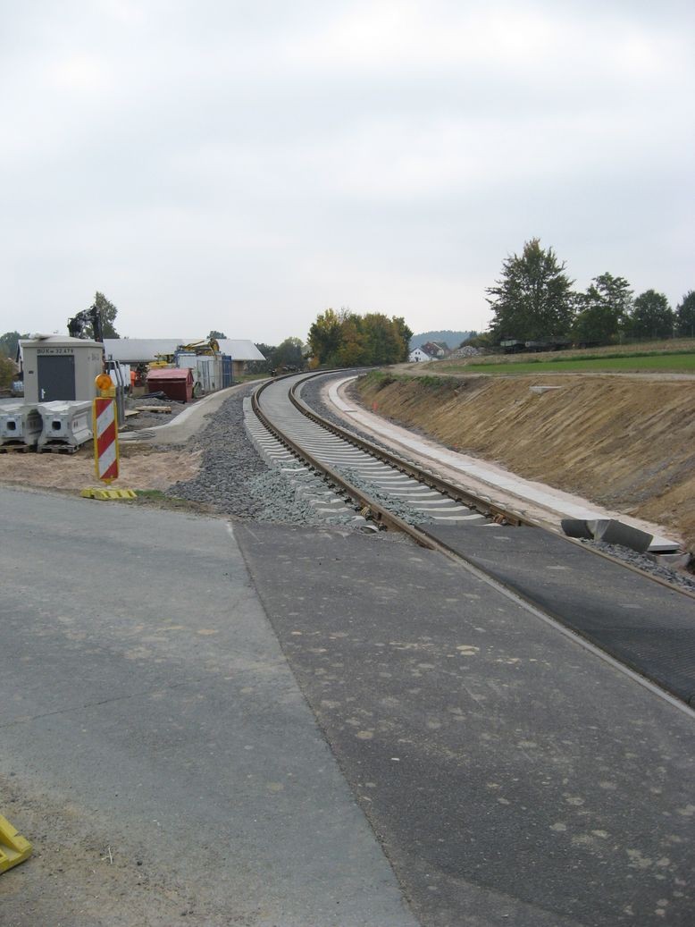 Bahnübergang Erkersreuth - Asch Richtung Selb-Plößberg mit Versorgungskanal rechts