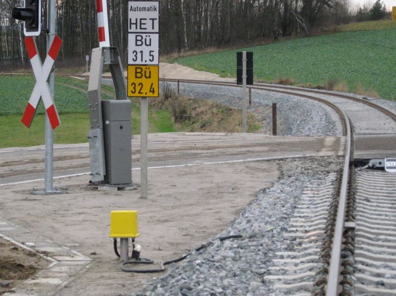 Achssensor öffnet Bahnübergang nach Passieren des Zuges Richtung Asch