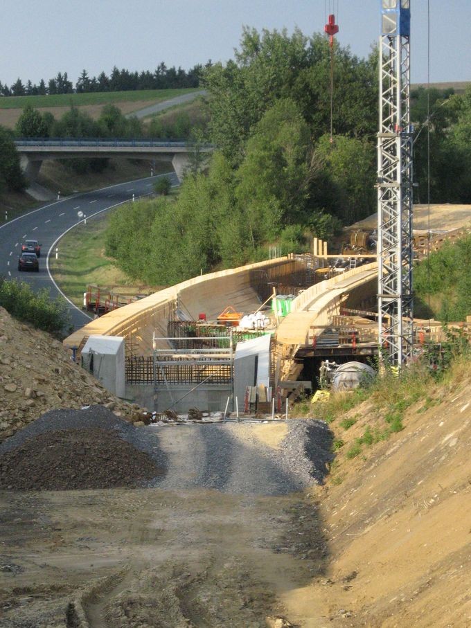 Holzverschalung für die neue Bahnbrücke über die Umgehungsstraße