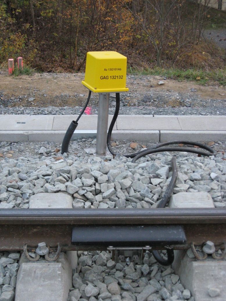 Sicherungsanlage am Gleis im Bereich eines Signales