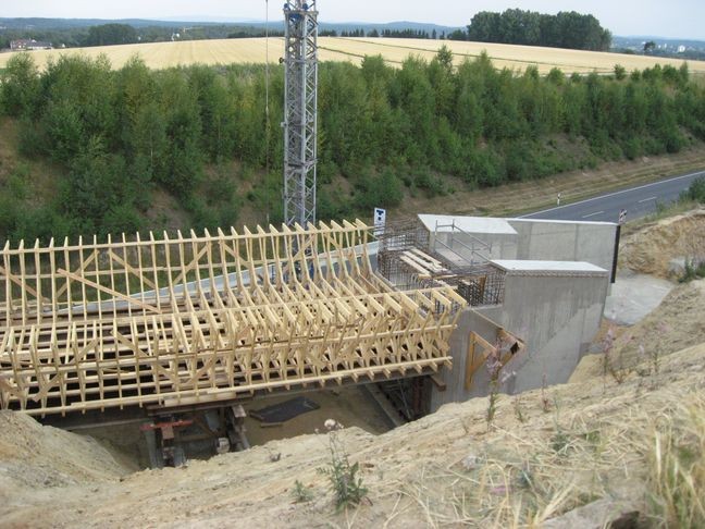 Holzgerüst für die Vorbrücke auf der Westseite