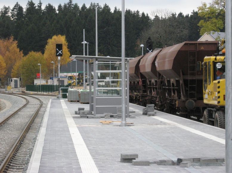 Unterstand bei Regen auf dem Mittelbahnsteig - rechts 3 Waggon