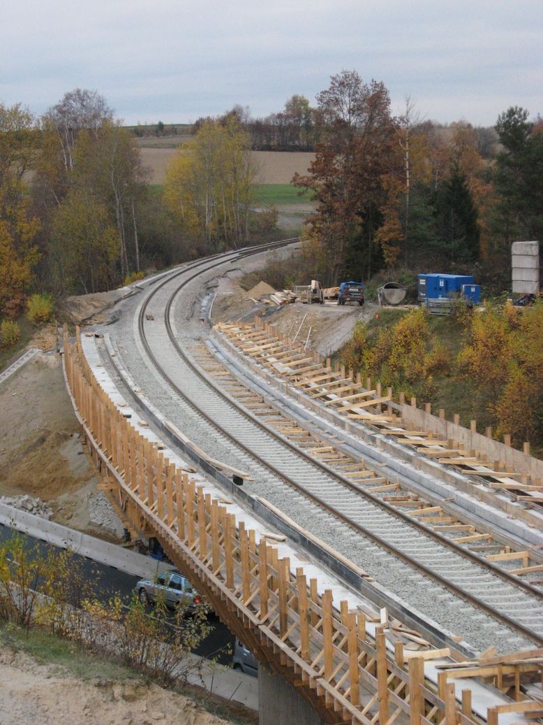 Noch ein Blick auf die Bahnbrücke - darunter die Umgehungsstraße