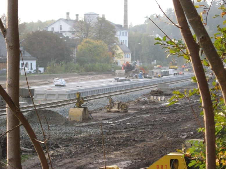 Ein anderer Blickwinkel auf den Bahnsteig - im Hintergrund das Porzellanikon