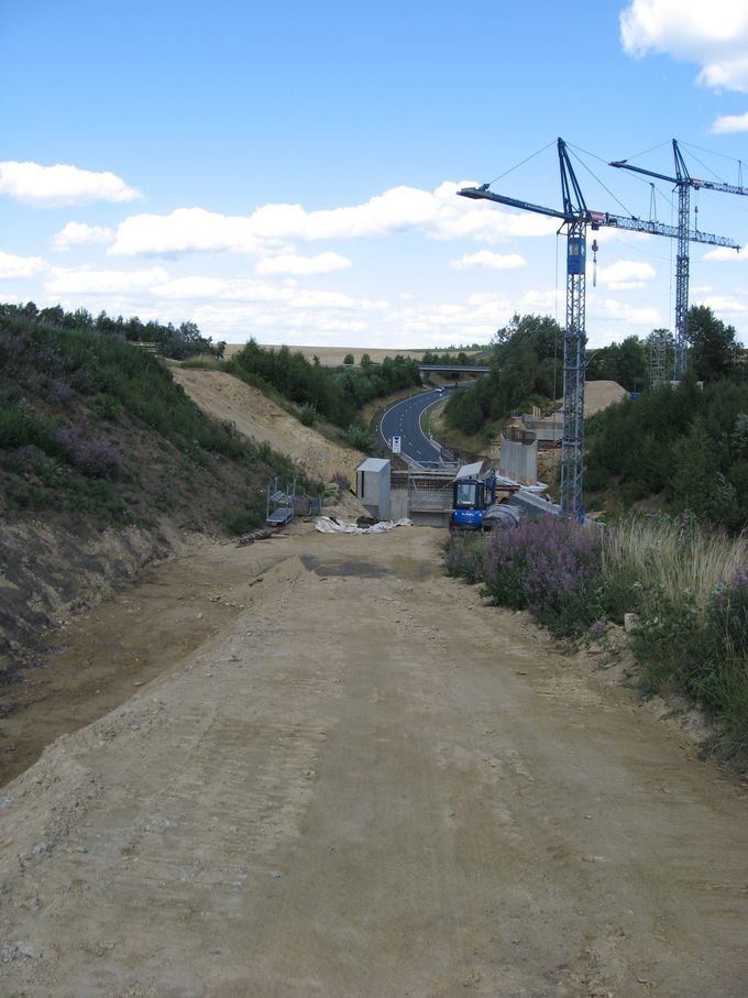 Neue Eisenbahnbrücke über Umgehungsstraße