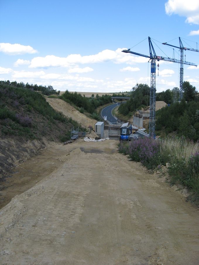 Neue Eisenbahnbrücke über Umgehungsstraße