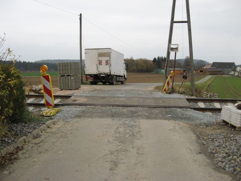 Bahnübergang am alten Bahnwärterhäuschen kurz vor der Landesgrenze