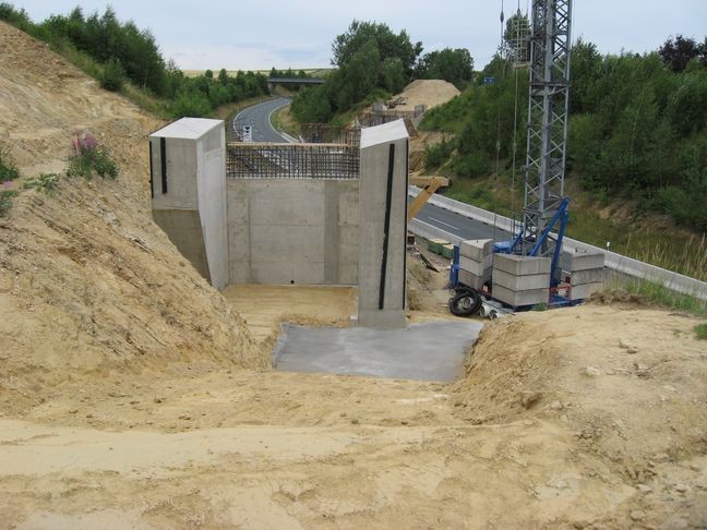 Brückenpfeiler für Eisenbahnbrücke über Umgehungsstraße