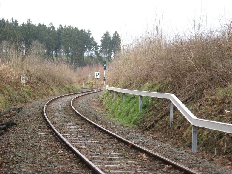 Kurz vor dem Bockelbergweg mit Kabelkanal , Pfeiftafel BÜ4 und Vorsignal