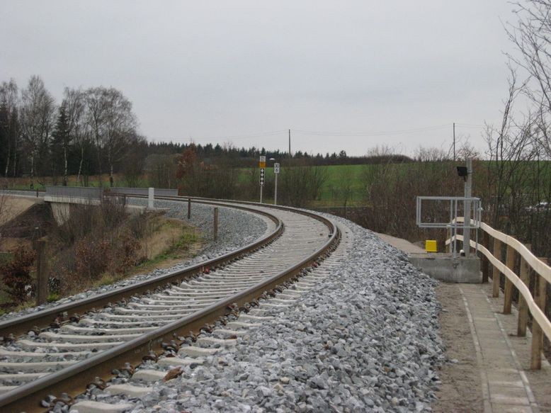 links die Bahnbrücke - rechts Bedieneinheit UT