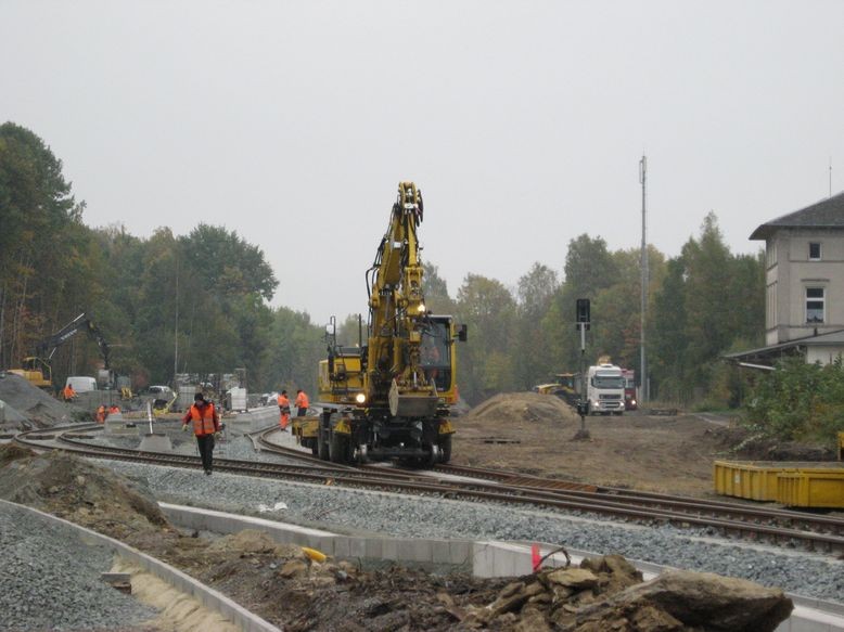 Allzweck-Fahrzeug auf Rädern und Schiene - rechts alter Bahnhof