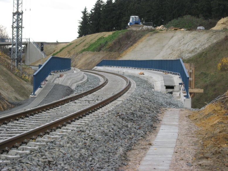 Über die neue Bahnbrücke gen Selb-Plößberg