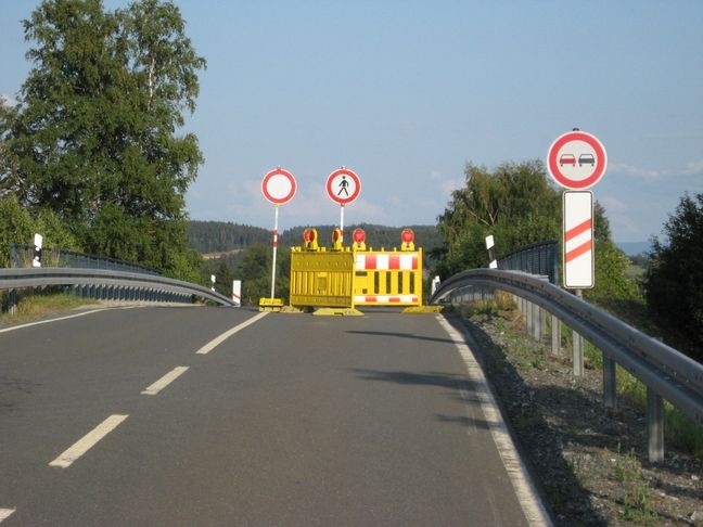 Vollsperrung am Bahnübergang der Verbindungsstraße Plößberg - Erkersreuth