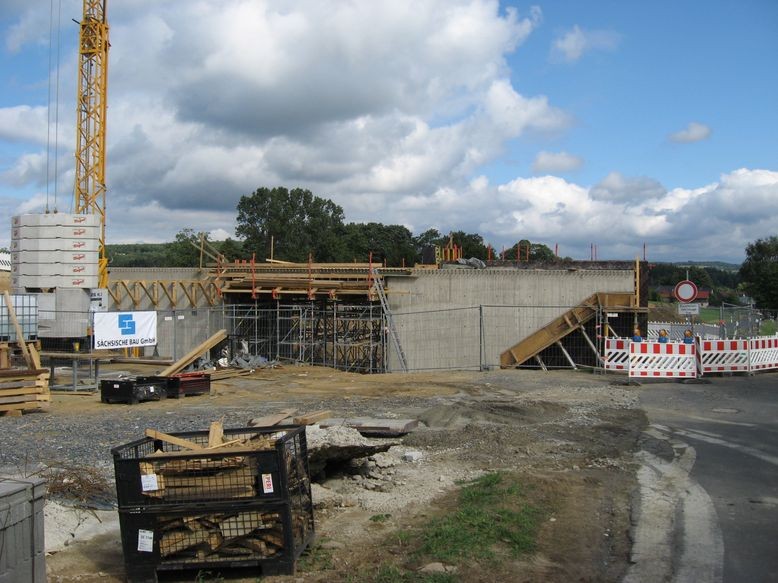 Neue Bahnbrücke bei Wildenau gen Süden