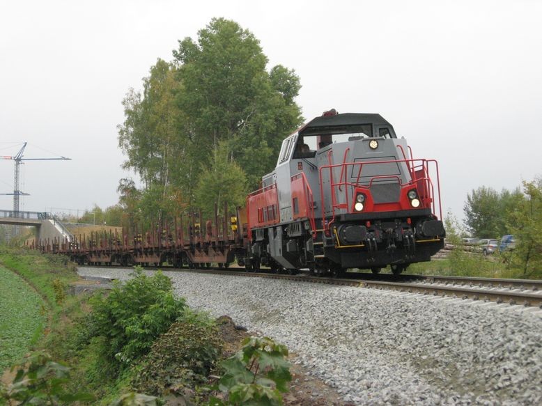 der Gleiszug auf der Rückfahrt im Bereich der Bockelbergweg-Brücke