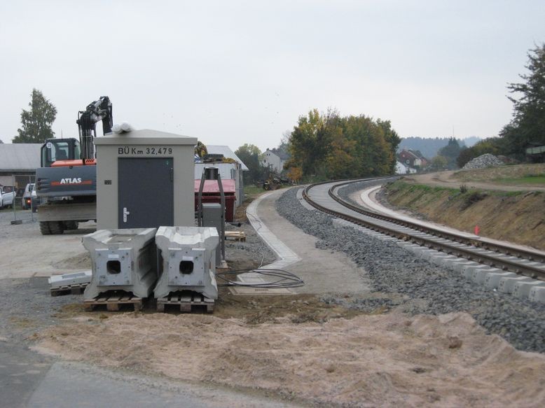 BÜ  km 32,479 mit Füßen und Halterungen - Blick gen Selb-Plößberg