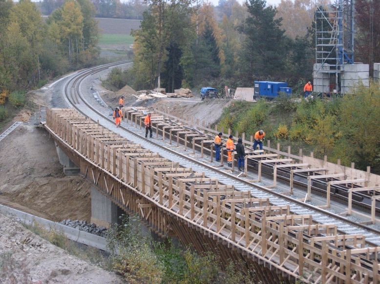 Neue Bahnbrücke - Arbeiten an der Verschalung gehen weiter