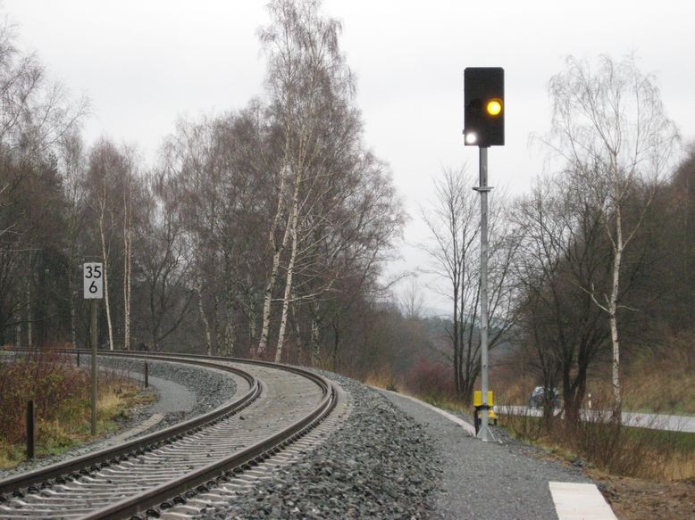 Ks-Vorsignalwiederholer - Zusatzsignal Zs 3 weiß (links unten) - ge = Halt erwarten