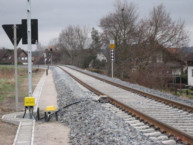 links: Vorsignal für Einfahrt nach Selb-Plößberg mit Geismagnet- rechts: Rautentafel für BÜ 32,4