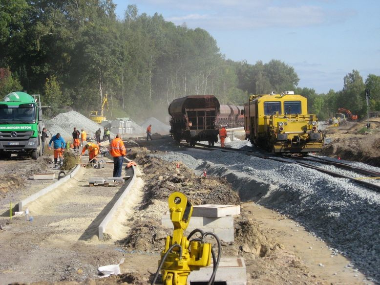 Bau des Zugangs zum Bahnsteig entlang Gleis 2 - Rechts Baufahrzeuge