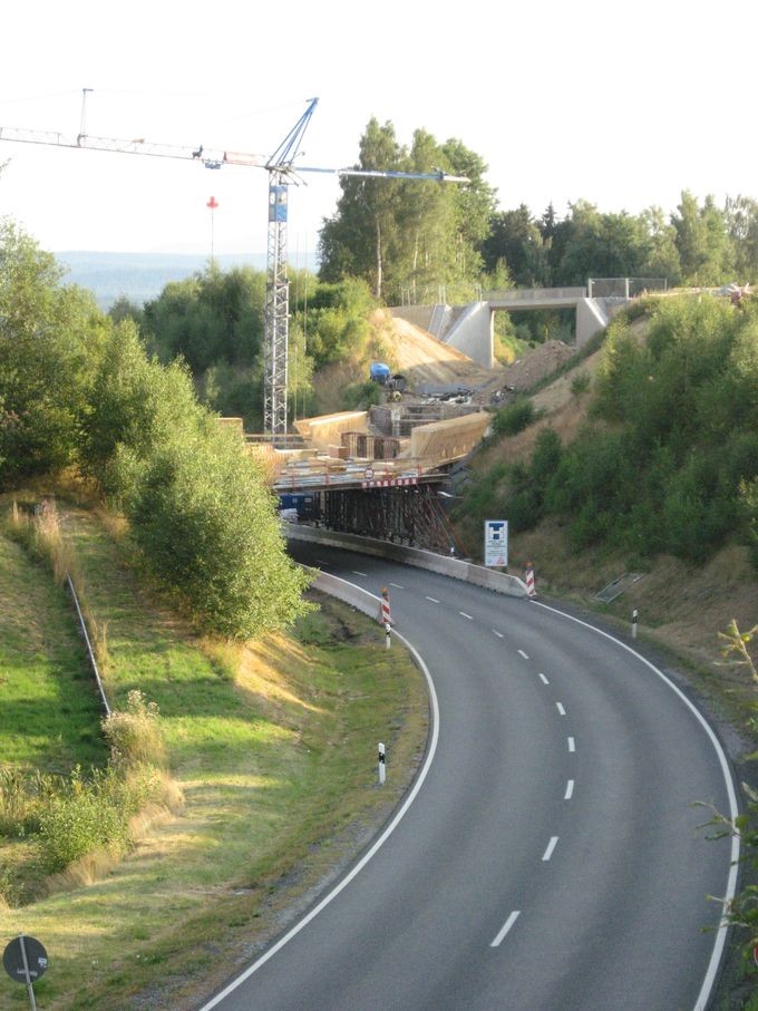 Blick auf die Umgehungsstraße Richtung neue Bahnbrücke