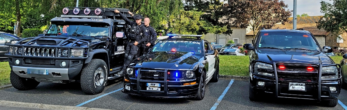 L'unité du groupe SWAT au grand complet avec la Chevrolet qui a tourné dans la série télévisée et la Mustang "Barricade" du film Transformers (d'autres agents en tenue possible) 