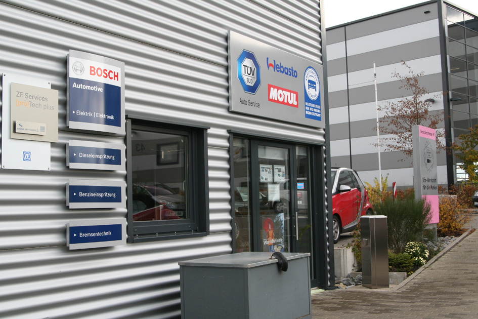 Blick vom Hof auf die Kfz-Werkstatt von Michael Plenefisch in 71277 Rutesheim