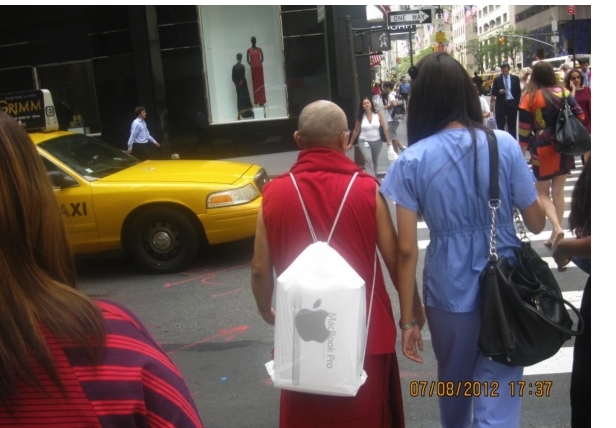 New York - V strada(2012)foto dell'autore Monaco Buddhista con nipote Infermiera 