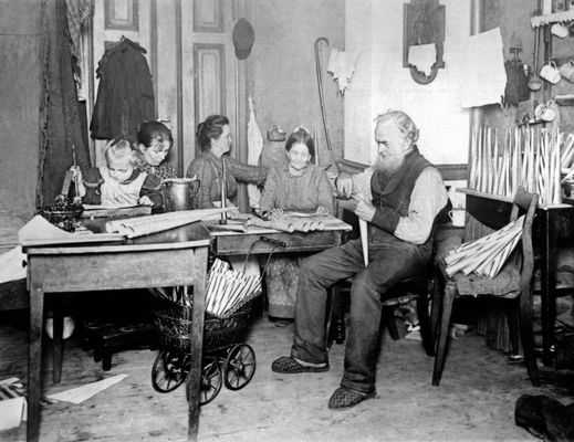 Arbeiten, Kochen, Schlafen in einem Raum, Familie um 1900 in Deutschland; Quelle: https://upload.wikimedia.org/wikipedia/commons/2/24/Familie_um_1900.jpg