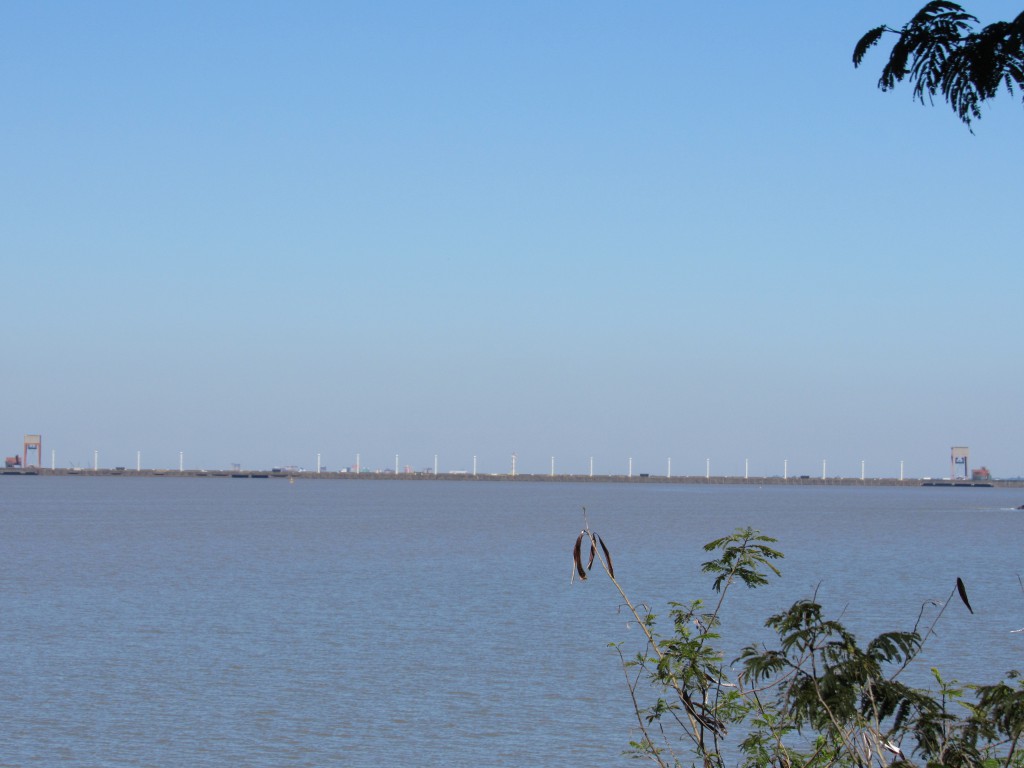 Au loin le barrage côté lac